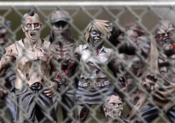 TWD-zombies01-chainlink02-1-600x424