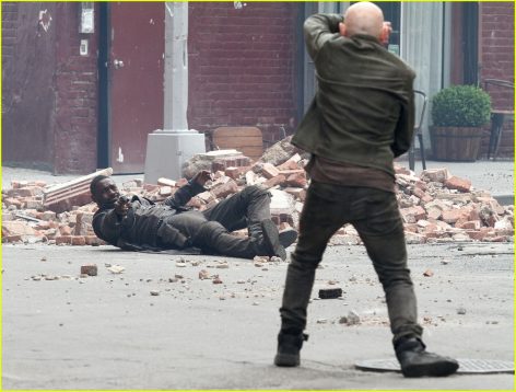 idris-elba-battles-jackie-earle-haley-on-dark-tower-set-04