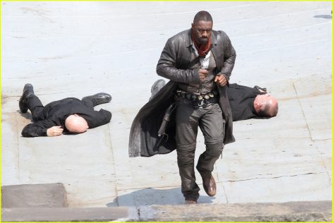 idris-elba-unbuttons-his-shirt-on-the-dark-tower-set-13