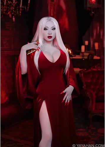 Fl3nn - Cosplayer: Miss Morte Character: Countress Carmilla