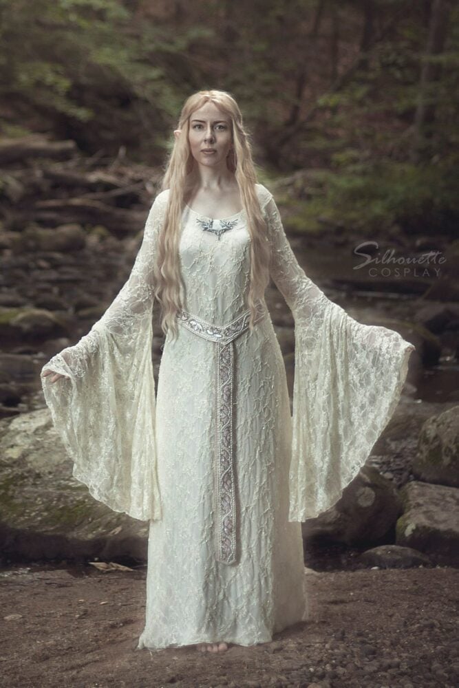 Galadriel Cosplay from 'Lord of the Rings' Reigns Supreme - Bell of ...